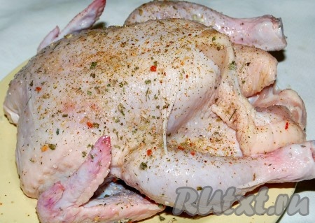 Затем натереть всю курицу солью, перцем, специями. Натертую курицу поместить в миску и убрать в холодное место на какое-то время (от 1 до 10 часов), чтобы она смогла замариноваться. 