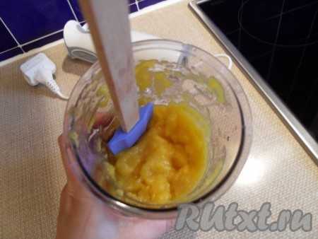 Слить воду с абрикосов и приготовить из них пюре с помощью ручного блендера.