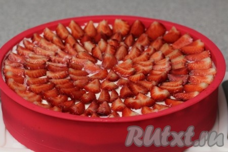 Затем я украсила пляцок ягодами.

