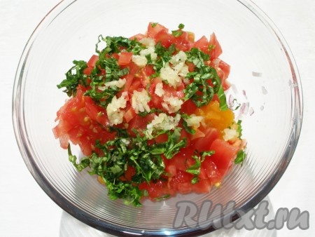 В миску выложить нарезанные лук и помидоры, добавить рубленный базилик и измельчённый чеснок.
