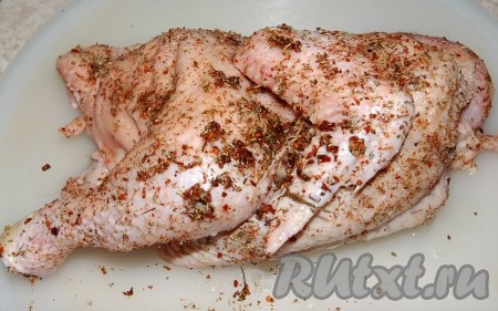 Специи и соль смешать и полученной смесью натереть курицу. Можно на 30 минут отложить в прохладное место, чтобы курица промариновалась как следует, а можно сразу готовить дальше. В обоих случаях будет вкусно.
