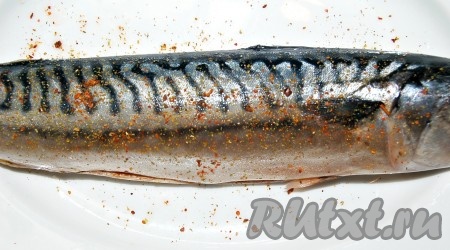 Полученной смесью из перца и солью обсыпать всю рыбину внутри и снаружи.
