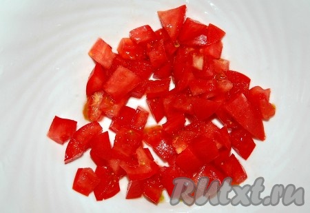 Для овощной смеси нарезать все овощи мелкими кубиками. Сначала нарезать помидоры.