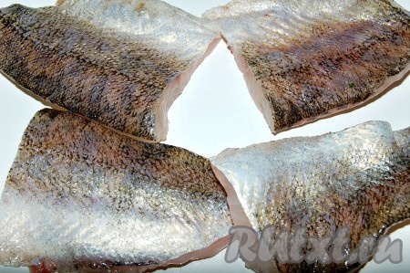 Рыбу разделать на филе. Рыбу можно использовать любую. Готовое покупное филе лучше не использовать, а взять свежую рыбу и самим разделать на филе. Вкус блюда зависит полностью от свежести рыбы. Филе рыбы нарезать на порционные кусочки.
