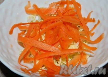 С помощью овощечистки настругать ленточки моркови, как показано на фото, и отправить к порезанному пекинскому салату.
