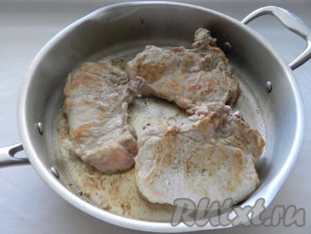 В сковороде разогреть растительное масло, обжарить мясо с обеих сторон до румяной корочки и временно переложить его со сковороды в другую посуду, накрыв крышкой.