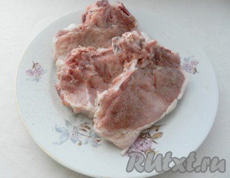 Мясо вымыть, обсушить. Нарезать на порционные куски, посолить, поперчить и немного отбить с двух сторон.