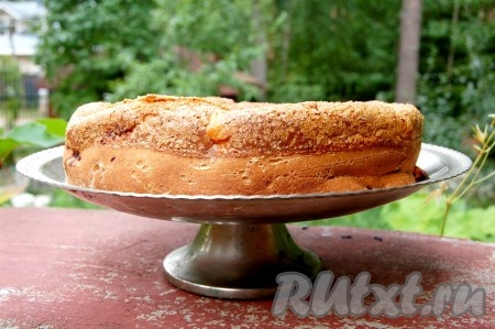 Творожный пирог с абрикосами получается очень сочным, вкусным, нежным. Такой пирог захочется непременно испечь еще и еще.