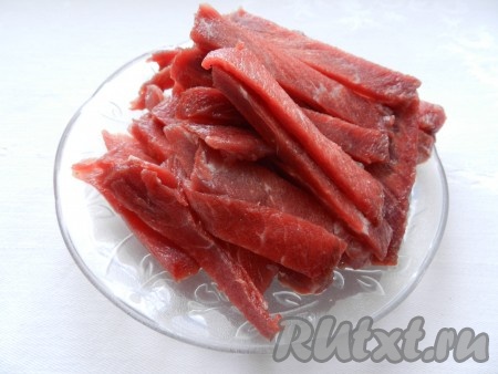 Мясо вымыть и нарезать тонкими полосками.