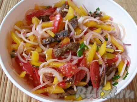Вкусный и сочный салат с мясом и болгарским перцем готов.
