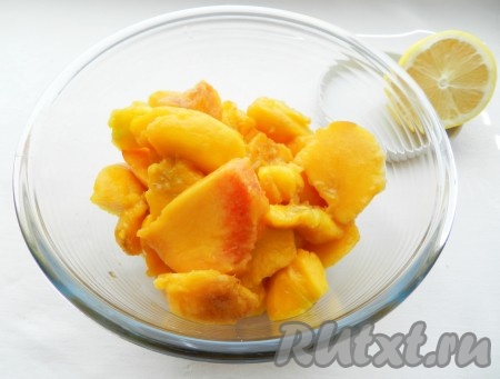 Персики вымыть, очистить от кожуры, удалить косточки. Разрезать на небольшие кусочки и полить соком лимона.