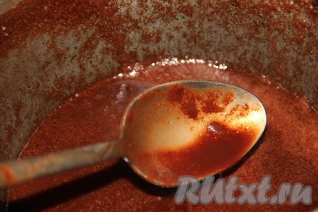 Для приготовления сиропа, в кастрюльку высыпаем сахар и воду. Доводим до кипения и варим на среднем огне 7-10 минут.  Затем добавляем какао, размешиваем и в самом конце добавляем сливочное масло.