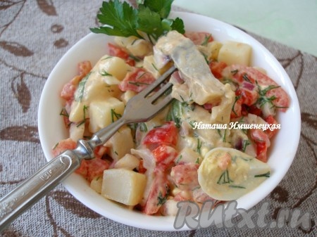 Вкусный салат с сельдью и картофелем готов.
