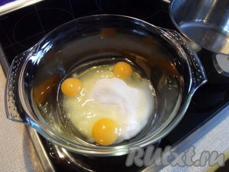 Кладём яйца и сахар в большую термостойкую чашку (смесь очень увеличивается в объеме, я использовала 3 литровую)

