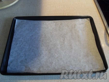 Переливаем тесто в форму (использовала 32 см х 21 см), дно которой выстлано пекарской бумагой