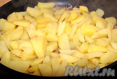 Картошку добавить на сковороду с обжаренным репчатым луком.