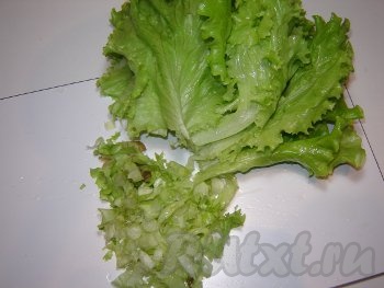 Вымытый салат мелко нарезать или порвать руками.

