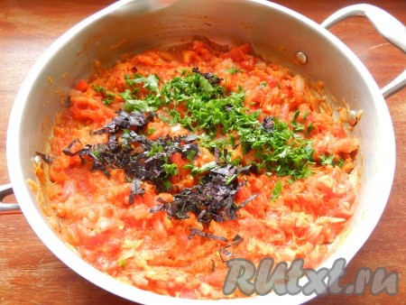 Базилик и петрушку мелко нарезать и тоже добавить в соус, перемешать и тушить томатный соус с овощами под крышкой на медленном огне в течение 10 минут.