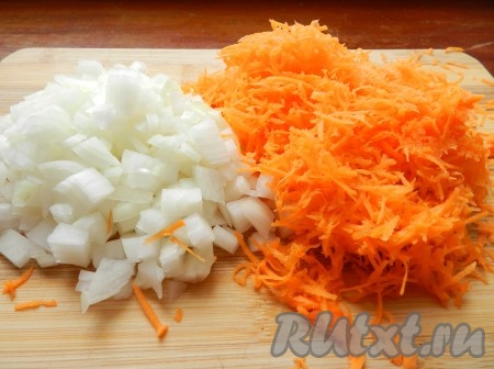 Морковь натереть на мелкой терке, лук нарезать кубиками.