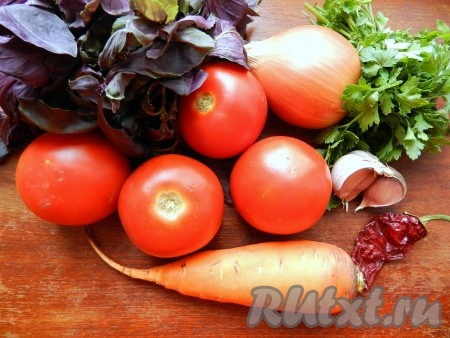 Ингредиенты для приготовления томатного соуса с овощами