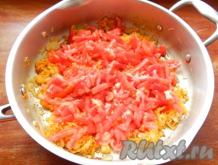 Добавить нарезанные мелко помидоры, чеснок, пропущенный через пресс, соль, специи и острый перец.