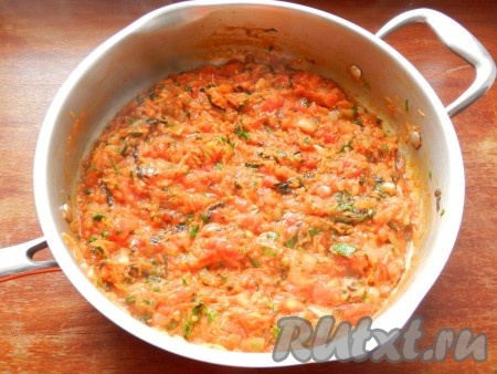 Приготовить соус. Для этого мелко нарезанный лук и морковь, натертую на терке, обжарить в растительном масле до прозрачности. С помидоров снять кожицу, нарезать кубиками и выложить в сковороду. Приправить по вкусу солью и специями, добавить измельченный чеснок и мелко нарубленную зелень. Накрыть сковороду крышкой и готовить соус на медленном огне 10 минут. Готовый соус временно переложить в другую посуду.