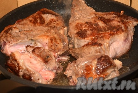 Обжаривать мясо с двух сторон до румяной корочки.