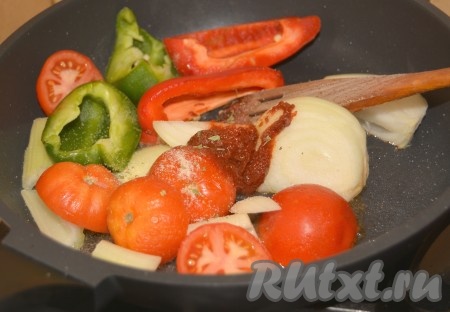 На сковороду налить растительное масло, раскалить его и в горячее масло опустить все овощи сразу. Сразу добавить томатную пасту, соль, перец. Перемешать и жарить около 5 минут.
