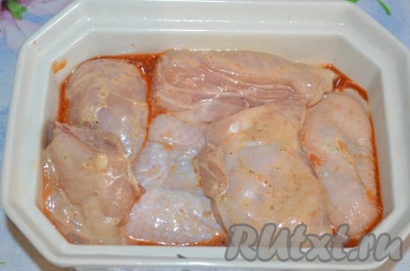 В форму для запекания выложить половину соуса из помидоров, сверху кусочки курицы.
