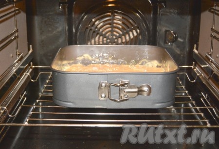 Отправить форму с пирогом в заранее нагретую до 190 градусов духовку.
