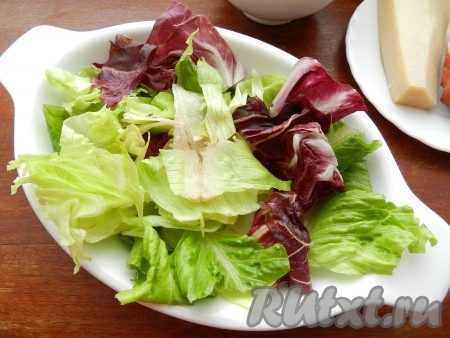 Салат с грудинкой лучше подавать позиционно.  На тарелку выложить салатный микс.