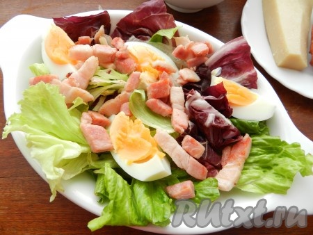 Яйца отварить, очистить, разрезать на 4 части и добавить в салат вместе с грудинкой.