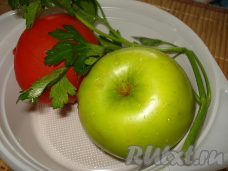 Подготовьте продукты: помойте яблоко, помидоры и зелень. 