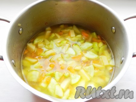Влить немного воды, так чтобы покрывала овощи на 1-1,5 см. Если вы не любите густой суп, можно добавить больше воды. Довести суп до кипения, приправить солью и перцем по вкусу и варить на медленном огне до готовности картофеля.
