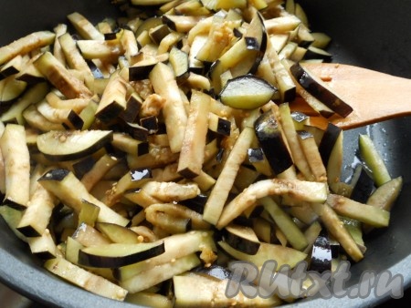 Влить в сотейник 3-4 столовые ложки растительного масла и выложить отжатые от жидкости баклажаны. Обжарить на среднем огне до румяной корочки.
