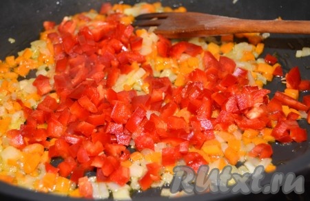 Сладкий перец нарезать мелким кубиком и добавить в сковороду к овощам.