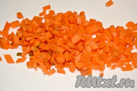 Морковь нарезать мелким кубиком и отправить обжариваться к луку.