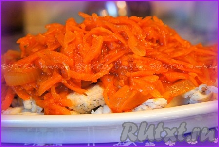 Рыбу выложить ровным слоем на блюдо. Сверху добавить маринад из моркови с луком и разровнять его по поверхности рыбы так, чтобы он полностью её покрывал. Охладить блюдо около 20-30 минут в холодильнике и подавать, украсив зеленью.

