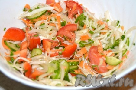 Перемешать овощи в миске и оставить на 2 часа. Иногда перемешивать. Можно попробовать салат и по своему вкусу добавить недостающие компоненты.
