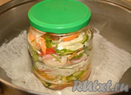 Через 2 часа, когда овощи дадут обильный сок, разложить салат по стерилизованным банкам. Прикрыть крышками и поставить стерилизоваться. Банки 0,5-0,75 литра стерилизовать 12-15 минут (отсчитывать время после закипания воды).
