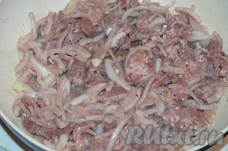 Затем выложить маринованное мясо на раскаленную сковороду без масла и выпарить жидкость, не забывая помешивать.