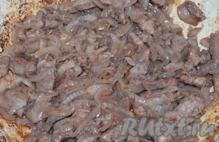 Подрумяненное маринованное мясо с луком накрыть крышкой, и, опять же помешивая, на медленном огне довести на сковороде до готовности, примерно 15-20 минут.
