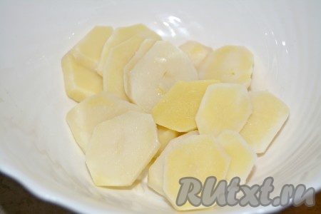 Картофель отварной холодный нарезать кружочками и сложить в миску.