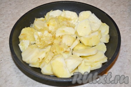 Выложить в горячее растопленное масло картофель с луком.