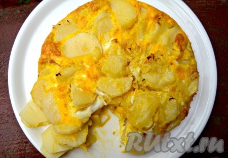 Картофельную тортилью можно есть как самостоятельное блюдо, а можно использовать в качестве гарнира.