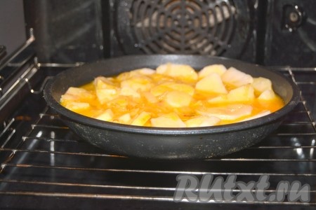 Отправить сковороду с картофельной тортильей в заранее нагретую до 180 градусов духовку на 20 минут.