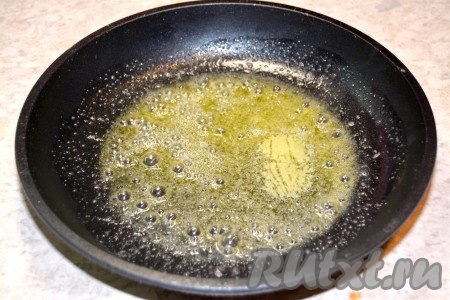 Взять сковороду, в которой будет готовиться тортилья и растопить в ней сливочное масло.
