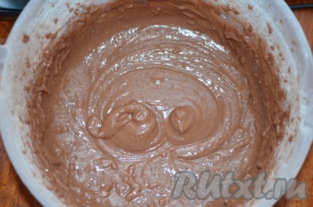 В отдельной ёмкости муку смешать с разрыхлителем, какао и солью. Просеять получившуюся мучную смесь в смесь яиц и масла, перемешать лопаткой (или столовой ложкой). Шоколадное тесто должно получиться однородным, достаточно густым.
