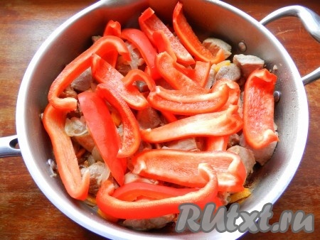 Болгарский перец вымыть, удалить семена и нарезать полосками. Добавить перец к мясу, обжарить все вместе в течение примерно 5 минут.