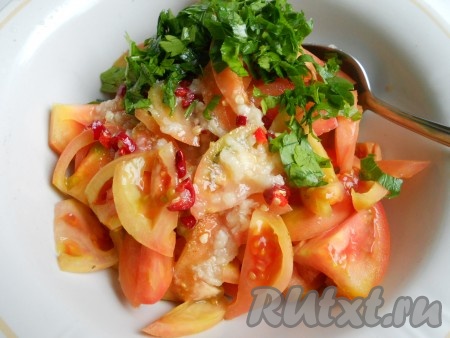 Залить подготовленным маринадом помидоры, добавить измельченную петрушку. Перемешать салат.